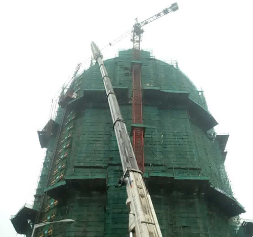 谢家集吊车在工地上作业